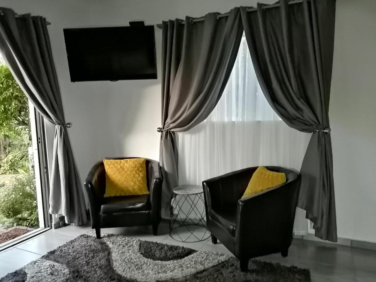 Roxy'S Rest Guest House Vanderbijlpark Ngoại thất bức ảnh